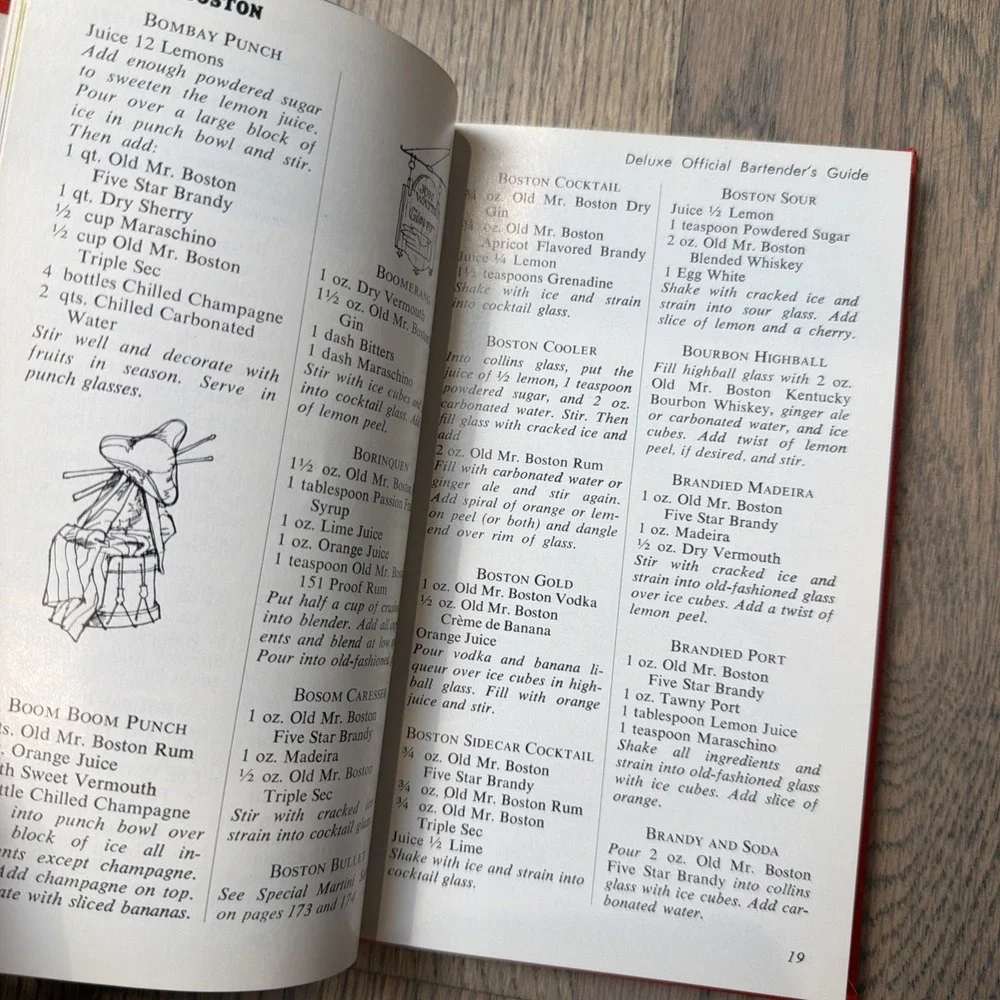 Vintage 1970 Old Mr Boston‎ Deluxe Official Bartenders Guide Drink Recipes Book